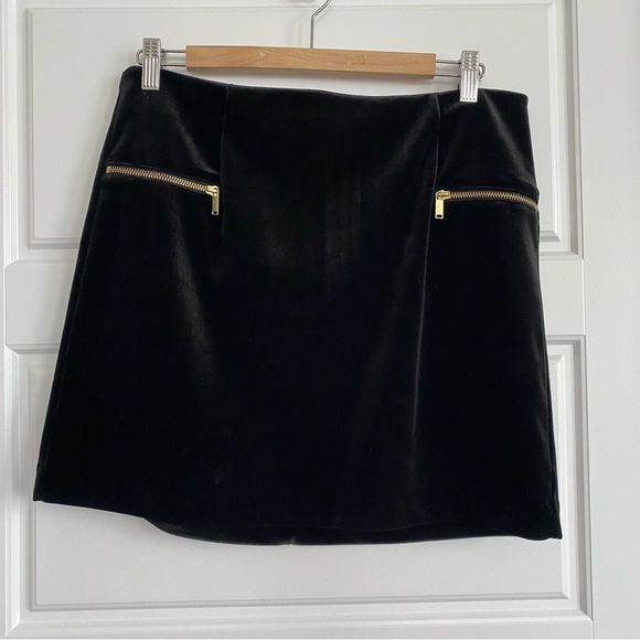H&M Dresses & Skirts - H&M black velvet skirt